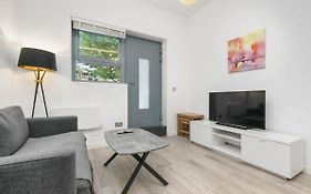 Modern 1 Bedroom Apartment In Central Woking