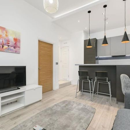 Modern 1 Bedroom Apartment In Central Woking Exterior photo