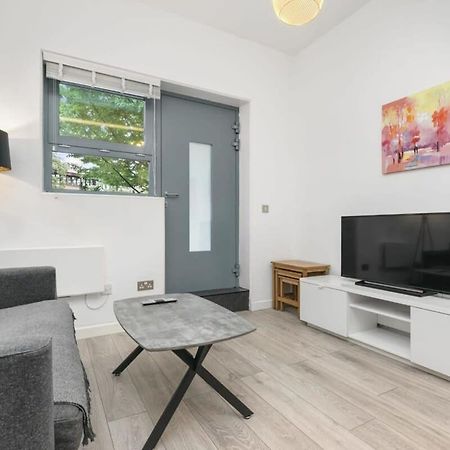 Modern 1 Bedroom Apartment In Central Woking Exterior photo