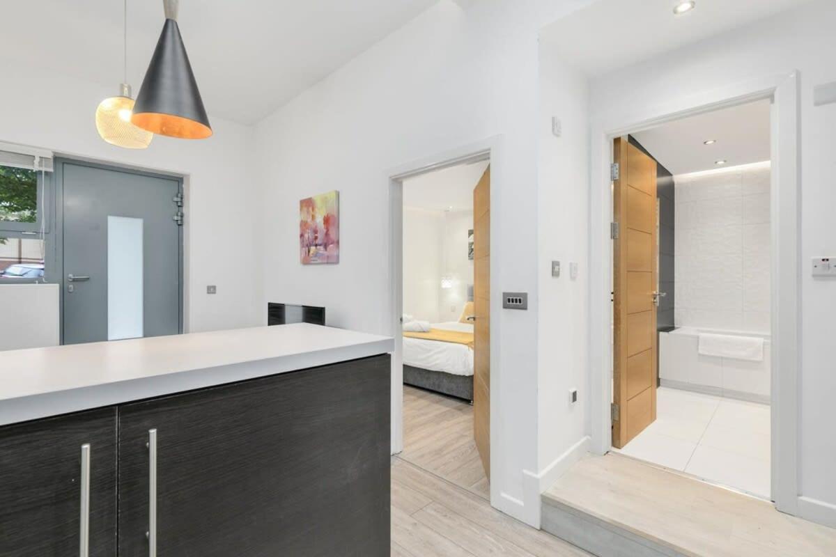 Modern 1 Bedroom Apartment In Central Woking Exterior photo