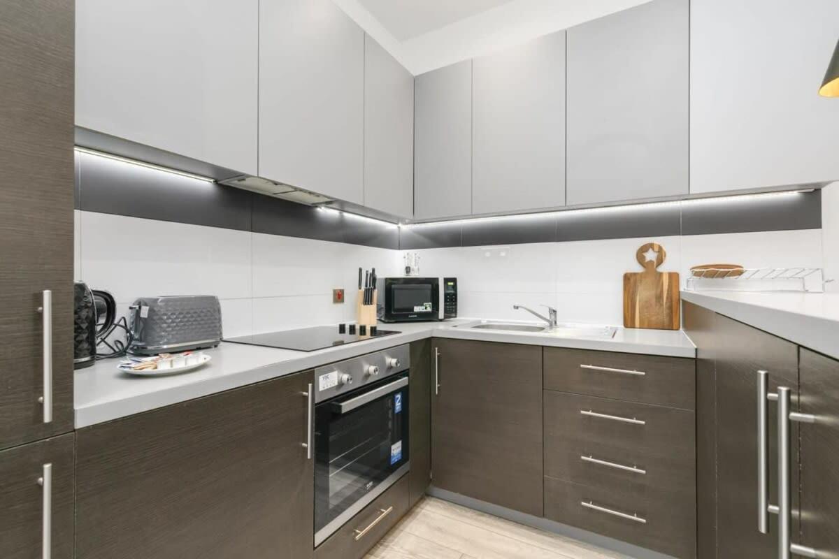 Modern 1 Bedroom Apartment In Central Woking Exterior photo