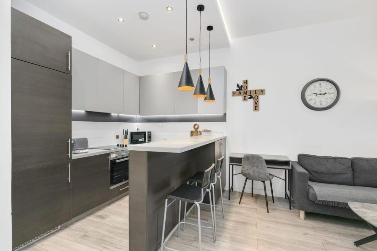 Modern 1 Bedroom Apartment In Central Woking Exterior photo