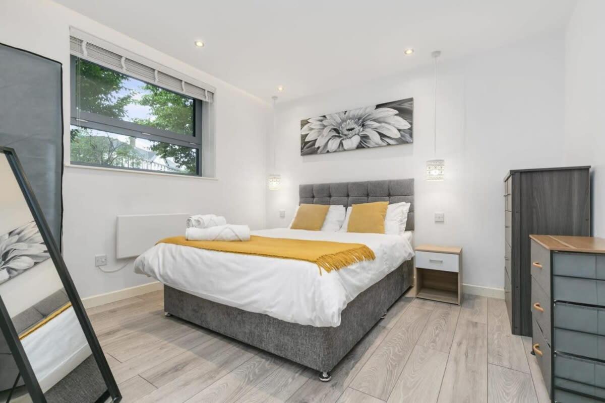 Modern 1 Bedroom Apartment In Central Woking Exterior photo