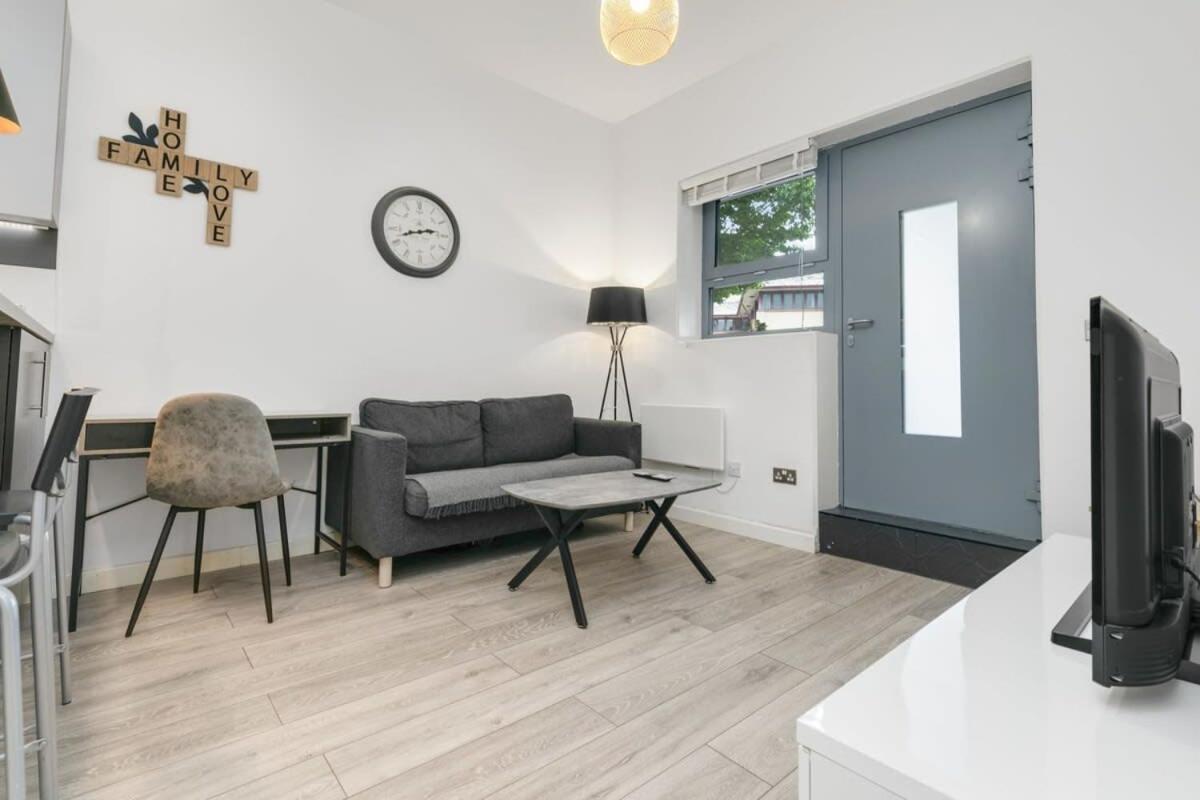 Modern 1 Bedroom Apartment In Central Woking Exterior photo