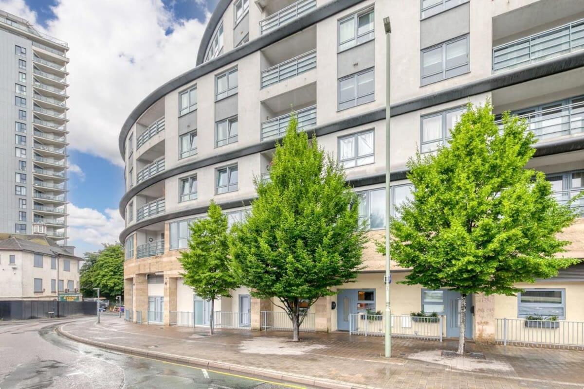 Modern 1 Bedroom Apartment In Central Woking Exterior photo